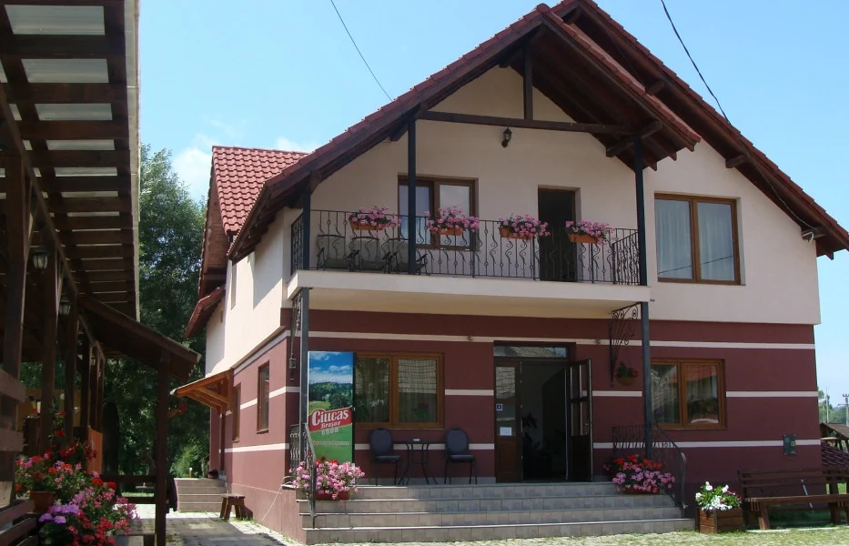 Pensiunea văzută din curte