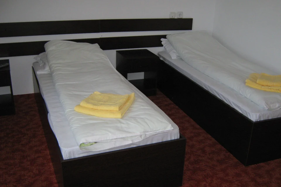 Paturi separate într-o cameră din galeria Vila 1
