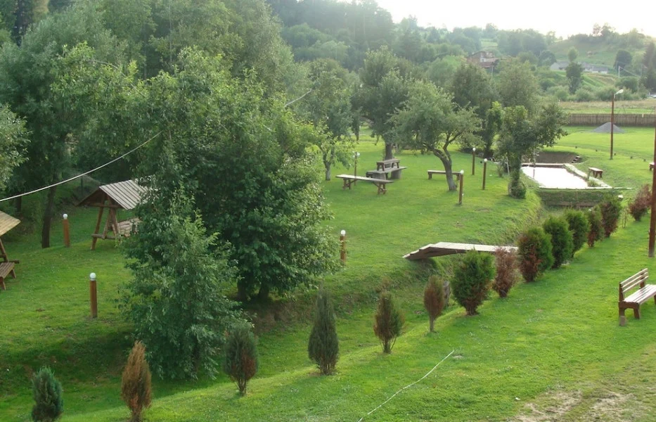 Grădina pensiunii și spațiile de relaxare